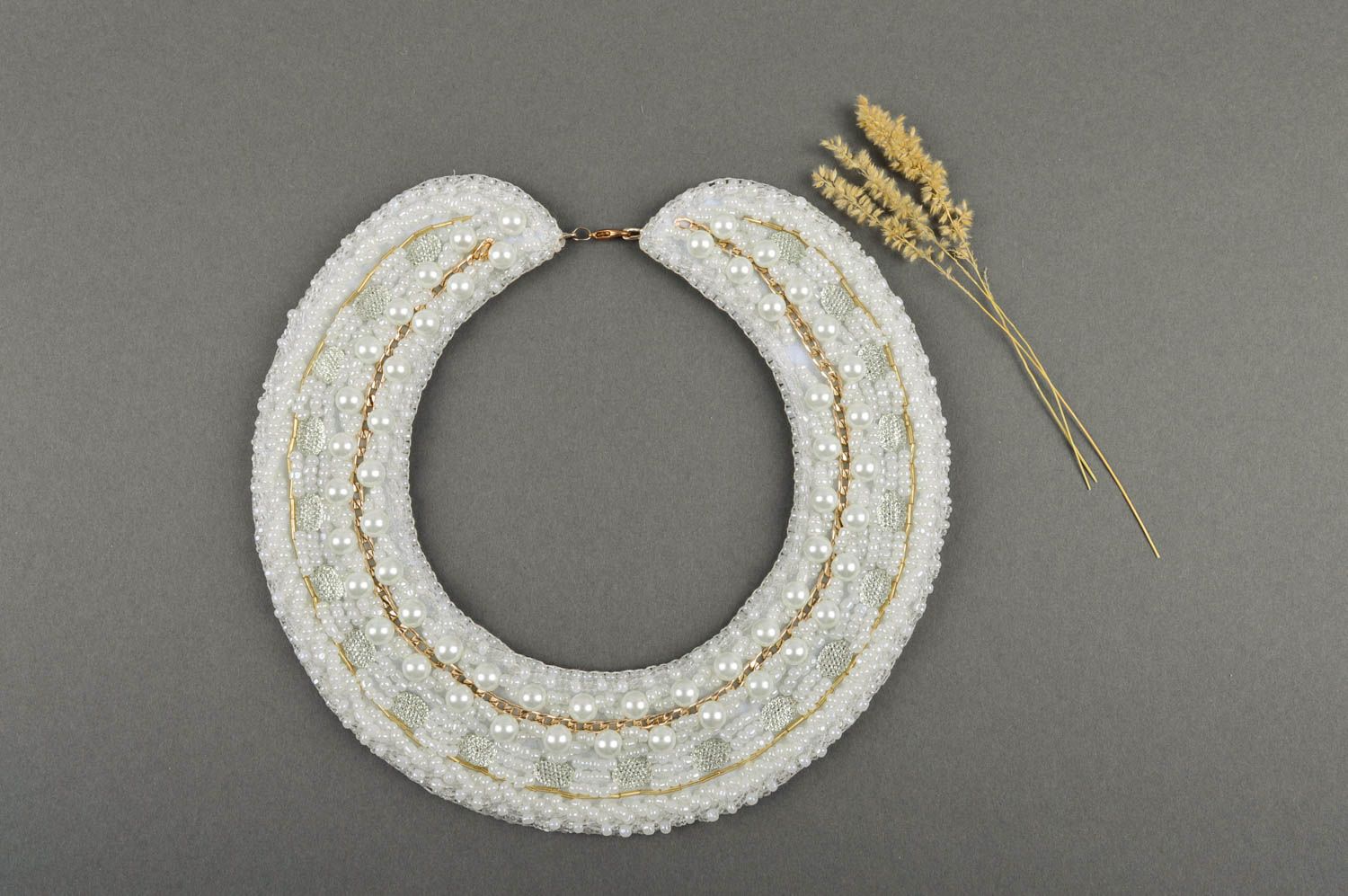 Collier brodé blanc Bijou fait main faux perles design Accessoire pour femme photo 1