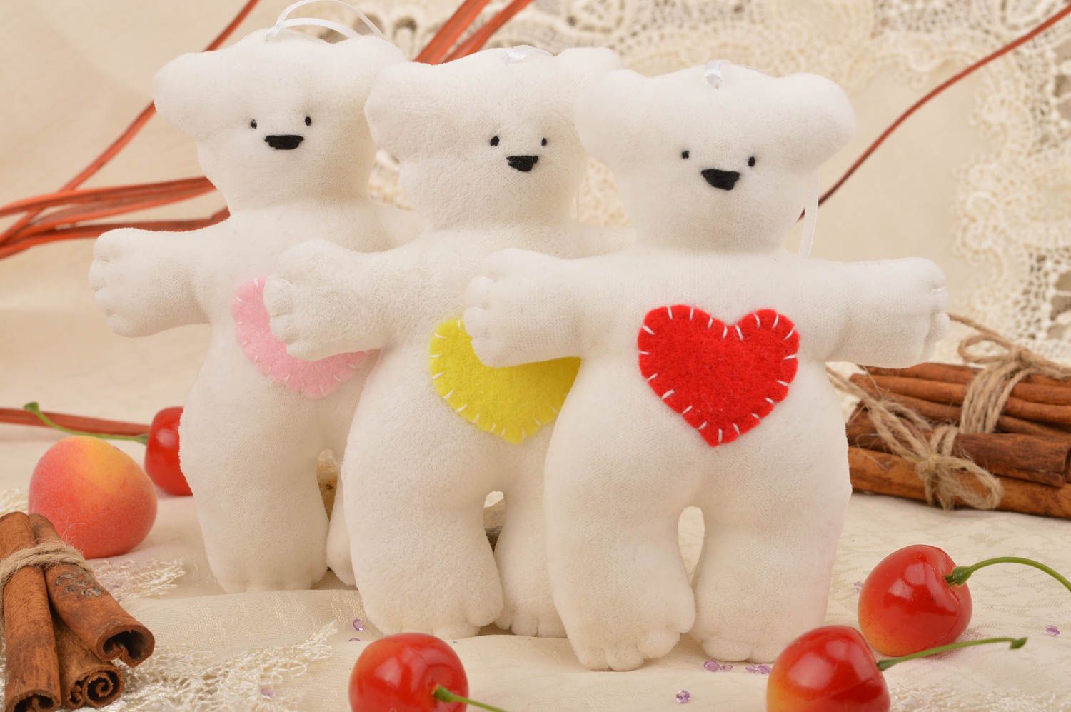 Peluches ours 3 pièces blanches décorées de cœurs en feutre faites main photo 1