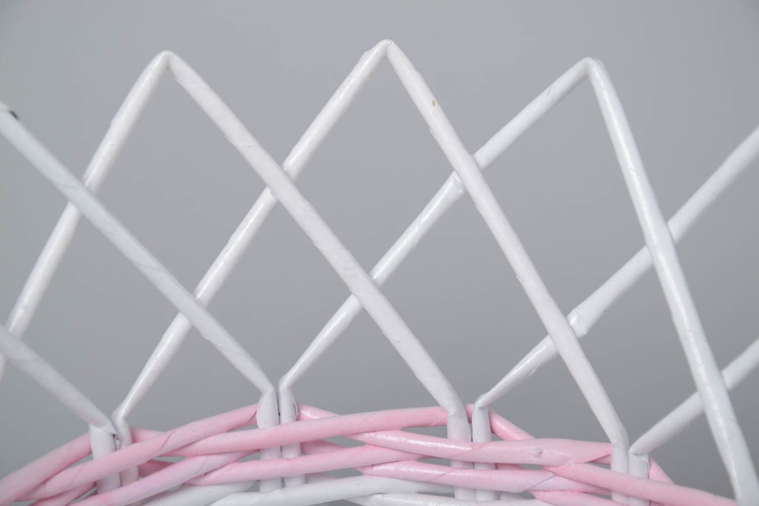 Плетеная вазочка для конфет из бумажной лозы белая необычной формы ручная работа фото 5