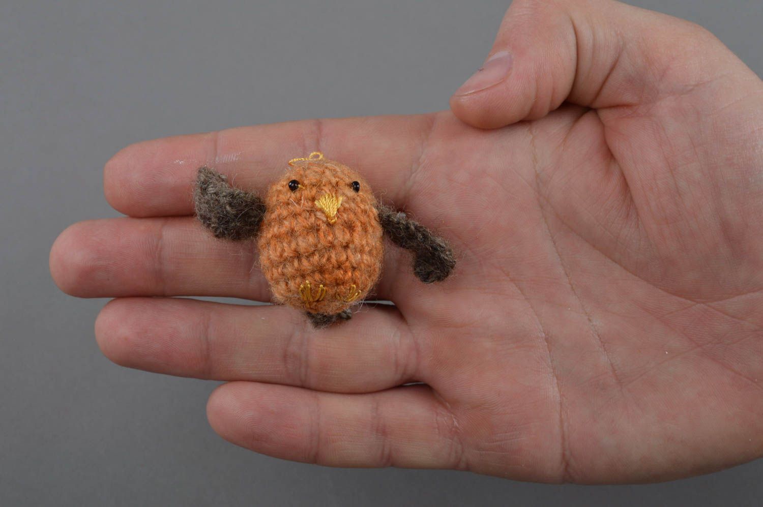 Вязаная игрушка ручной работы в виде воробья оригинальная крошечная для ребенка фото 4