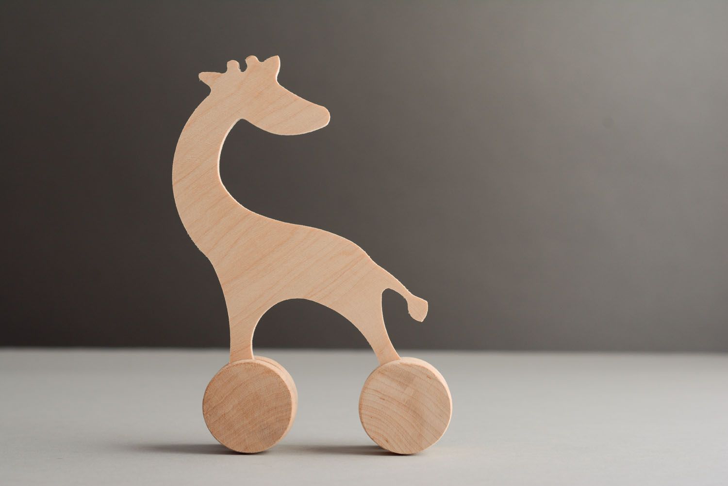 Brinquedo de madeira em forma de uma girafa  foto 1