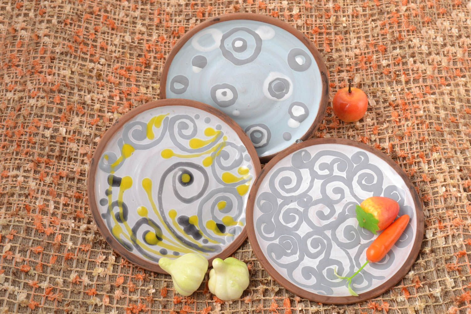 Керамические тарелки ручной работы глиняная посуда расписные тарелки 3 штуки фото 1