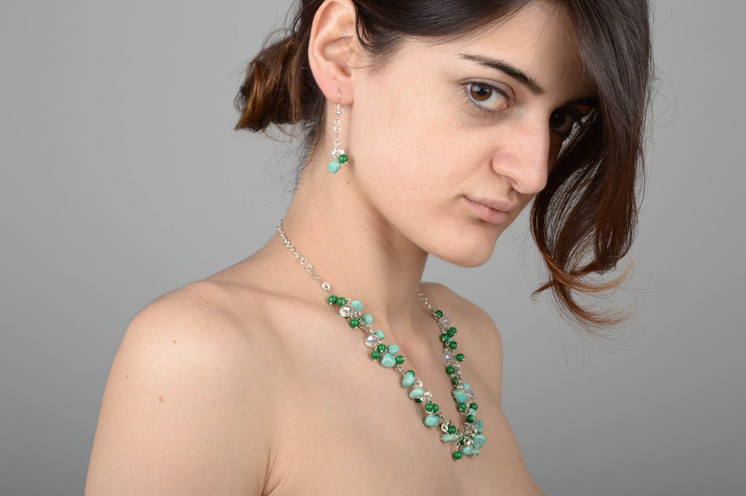 Boucles d'oreilles fait main Collier femme Bijoux fantaisie longs verts pierres photo 5