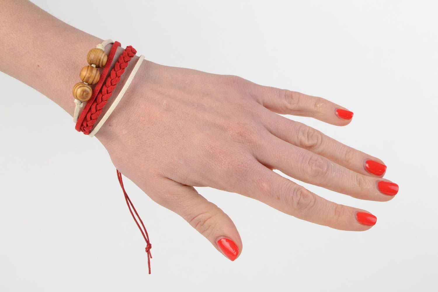 Bracelet tressé en lacets de daim rouges et blancs et perles en bois fait main photo 2