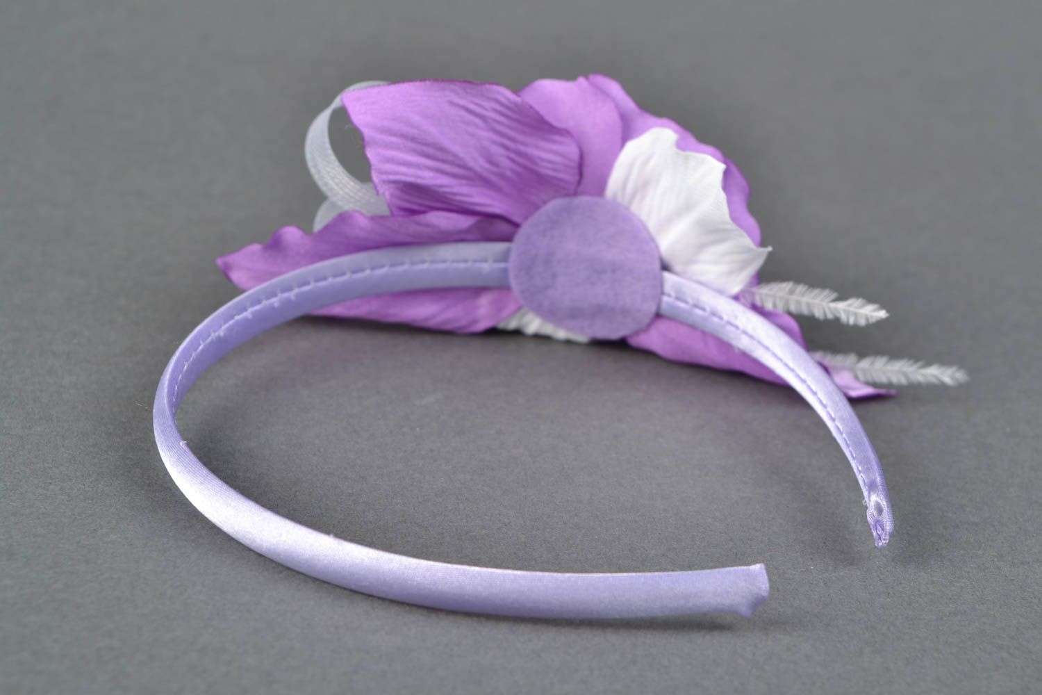 Serre-tête avec grande fleur en satin avec plumes fait main original violet photo 4