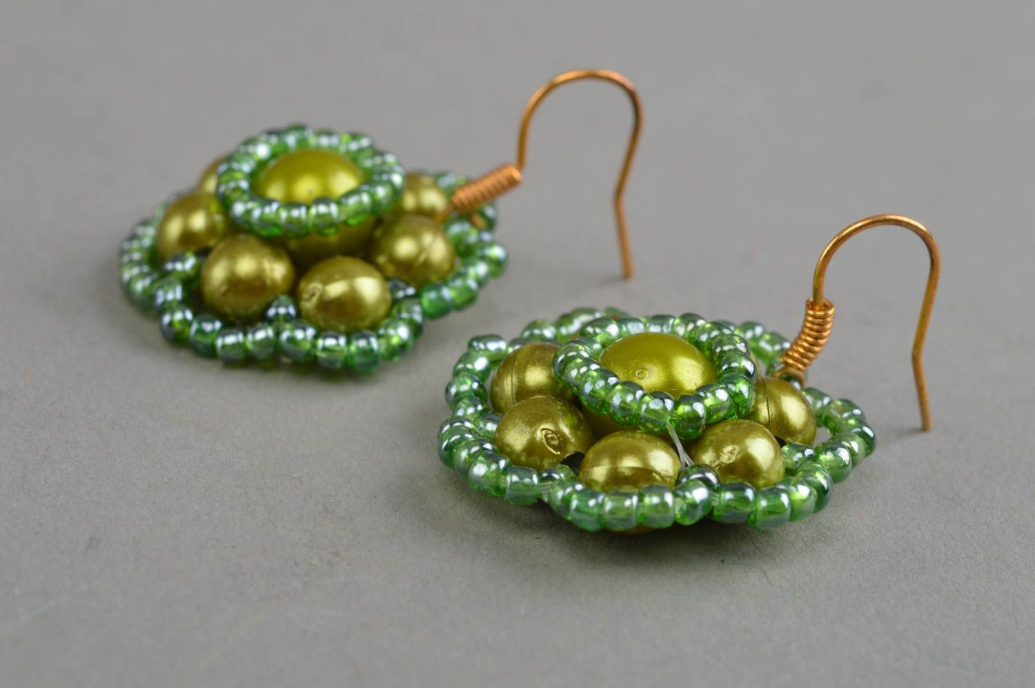 Boucles d'oreilles en perles fantaisie et perles de rocaille faites main vertes photo 3