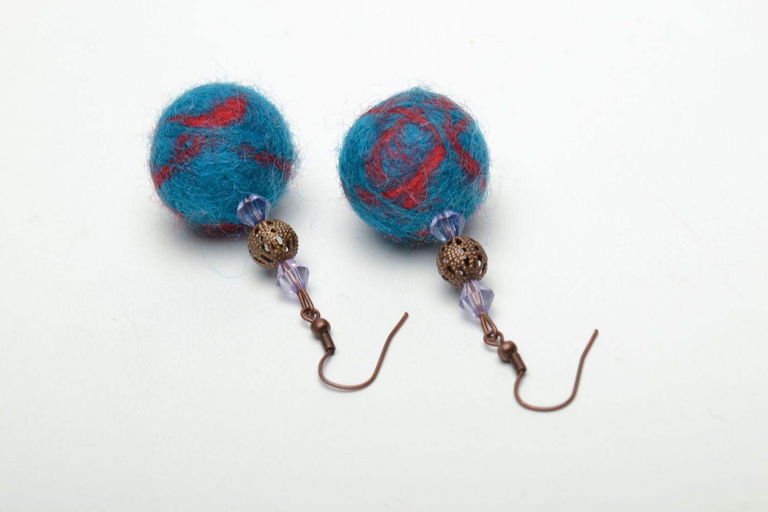 Boucles d'oreilles boules en laine feutrée bleues faites main photo 5