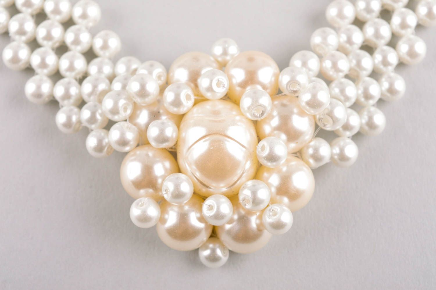 Collier blanc large Bijou fait main en perles fantaisie Accessoire femme photo 3