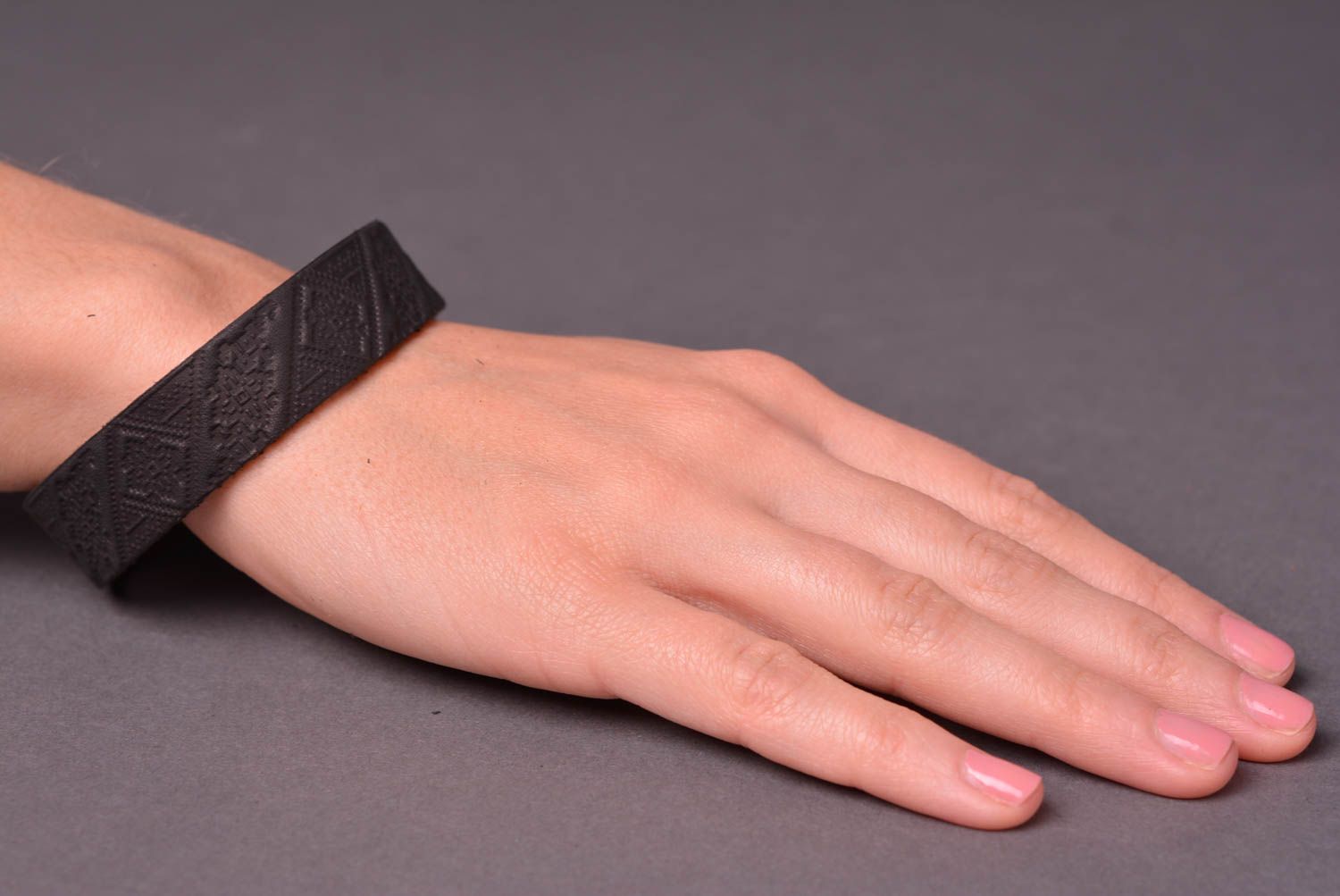 Кожаный браслет ручной работы широкий аксессуар из кожи браслет на руку фото 2