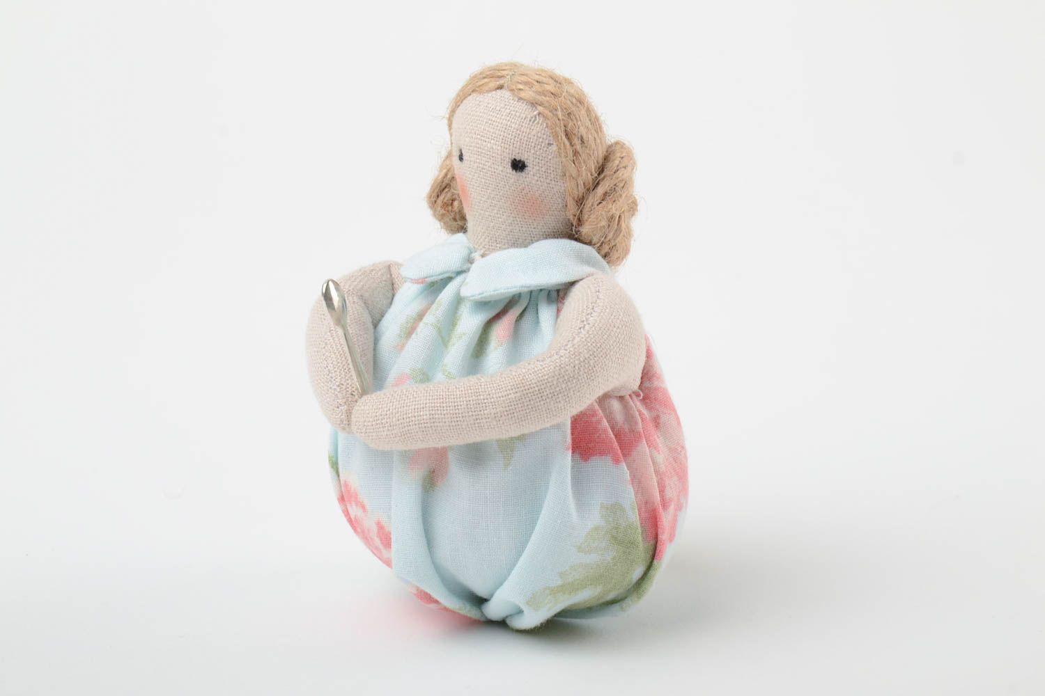 Petite poupée en tissu de calicot claire décorative faite main femme gourmande photo 2