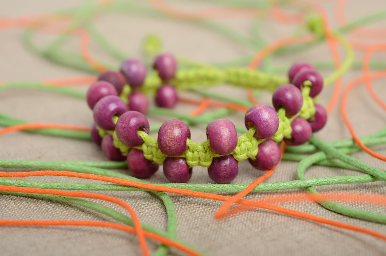 Bracelet en macramé tressé lacet ciré vert et perles lilas en bois fait main photo 2