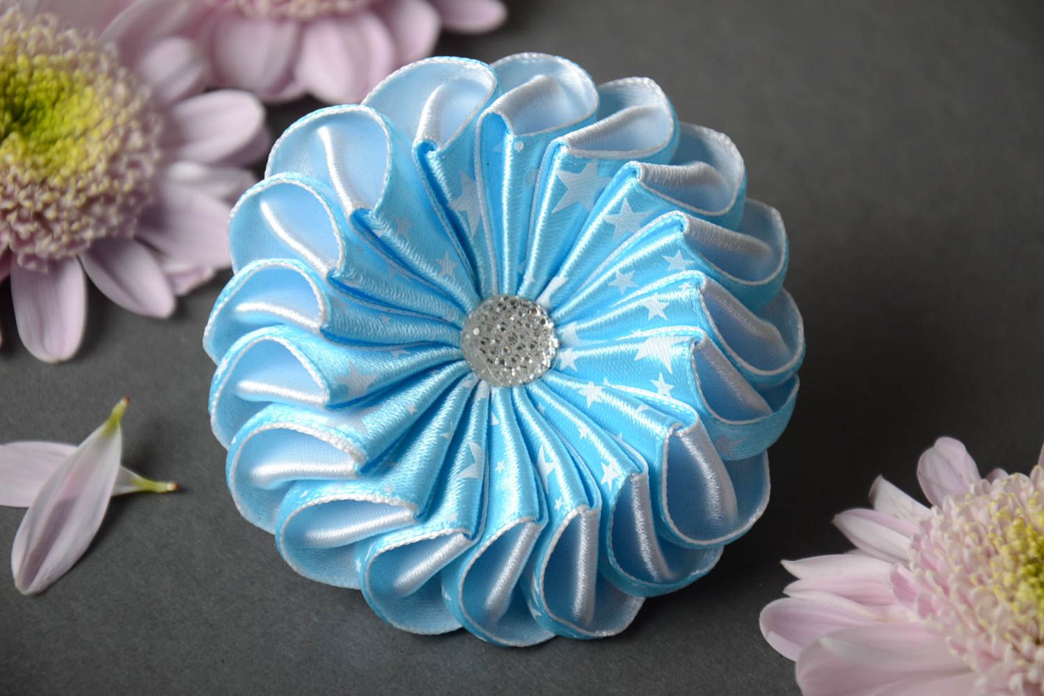 Объемная резинка для волос с цветком в технике канзаши голубая ручной работы фото 1