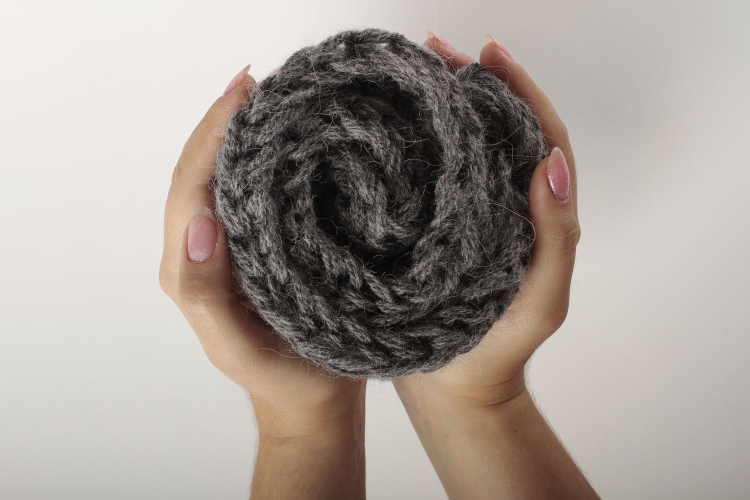 Sciarpa di lana fatta a mano accessorio all'uncinetto da donna in colore grigio foto 4