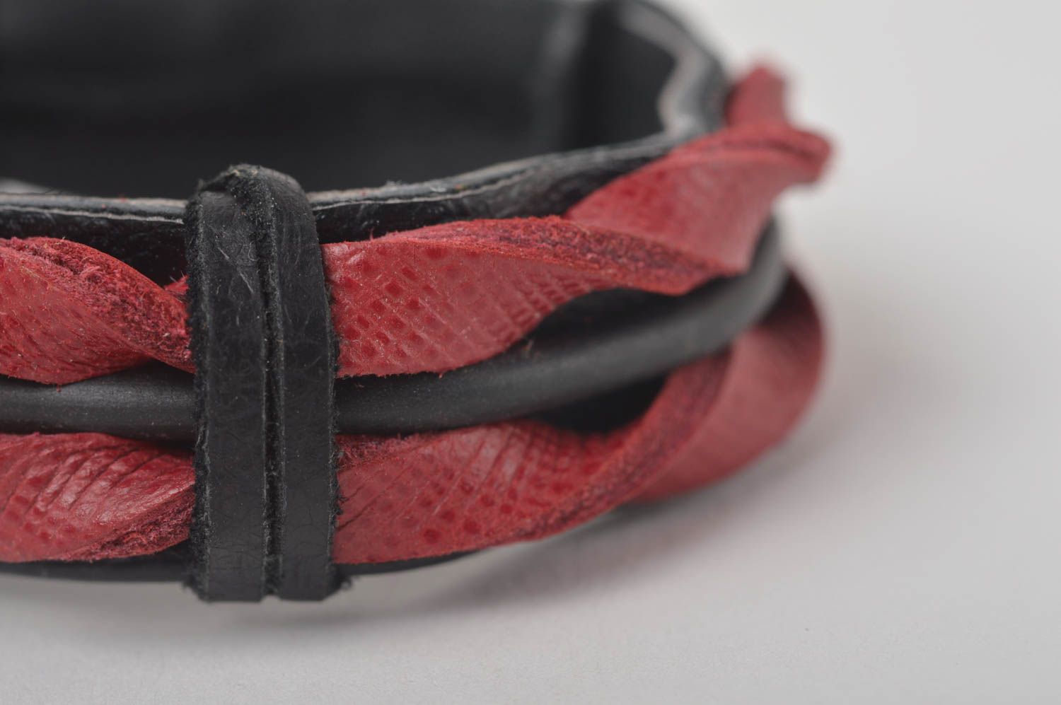 Bracelet cuir Bijoux fait main rouge noir original Accessoire cuir design photo 3