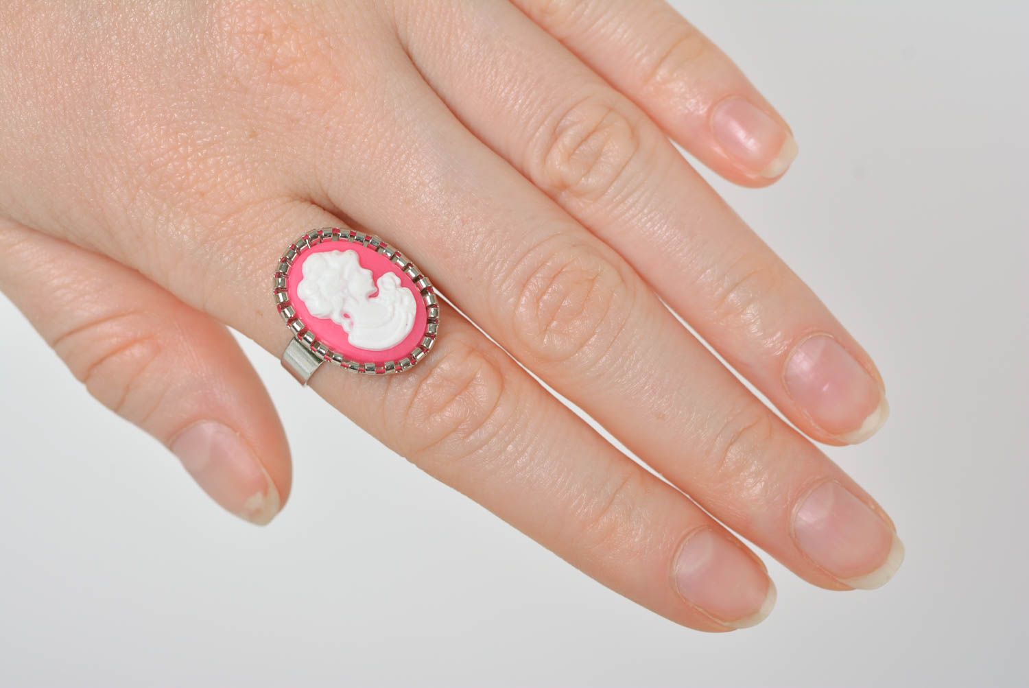 Кольцо ручной работы модная бижутерия овальное кольцо с камеей розовое с белым фото 3