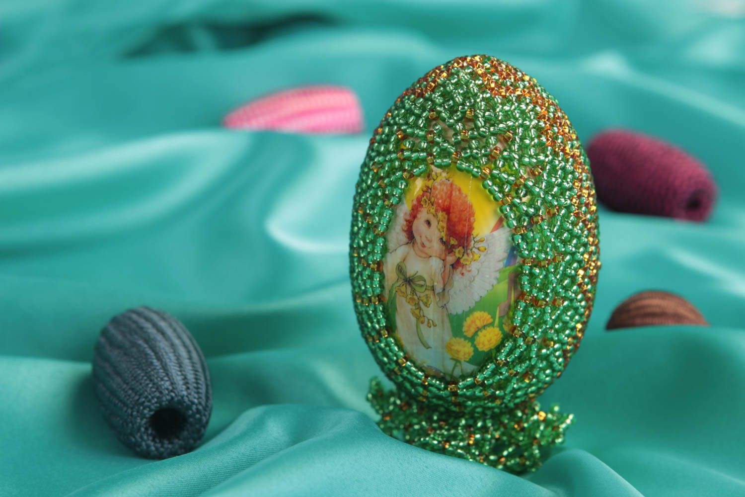Декоративное яйцо из бисера зеленое красивое на деревянной основе ручная работа фото 1