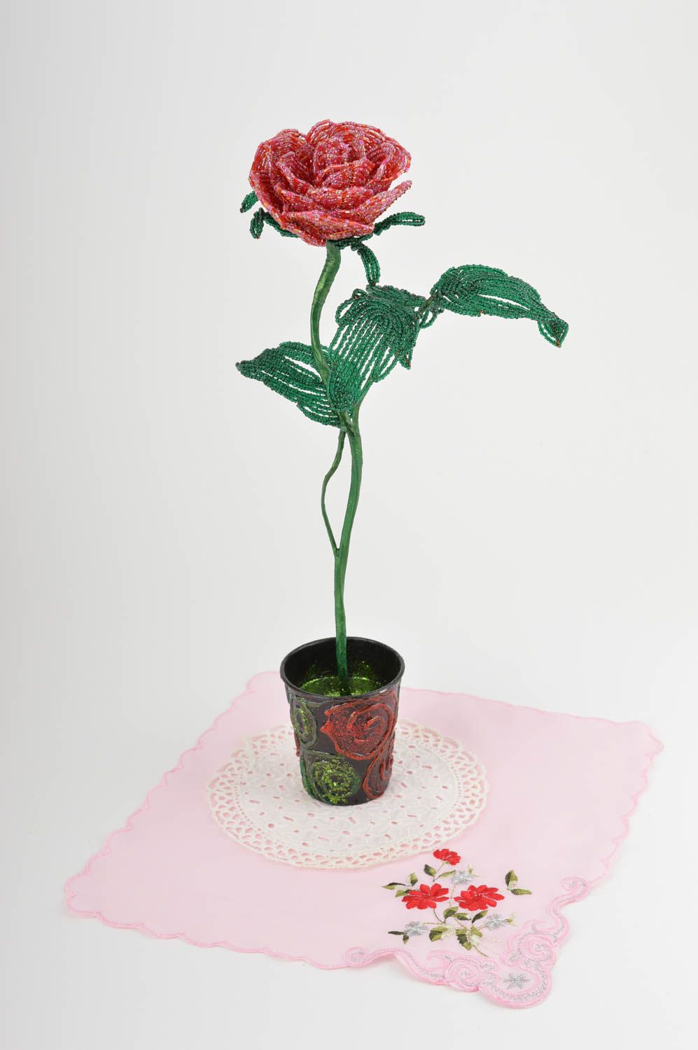 Композиция из бисера ручной работы красная роза из бисера цветок из бисера фото 1