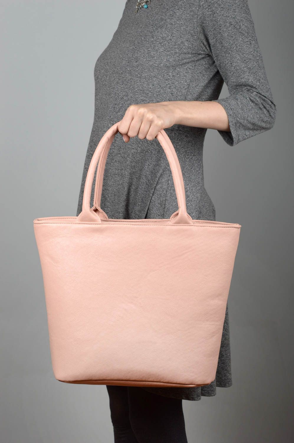 Сумка ручной работы сумка на плечо сумка из кожзама нежно-розовая большая фото 2