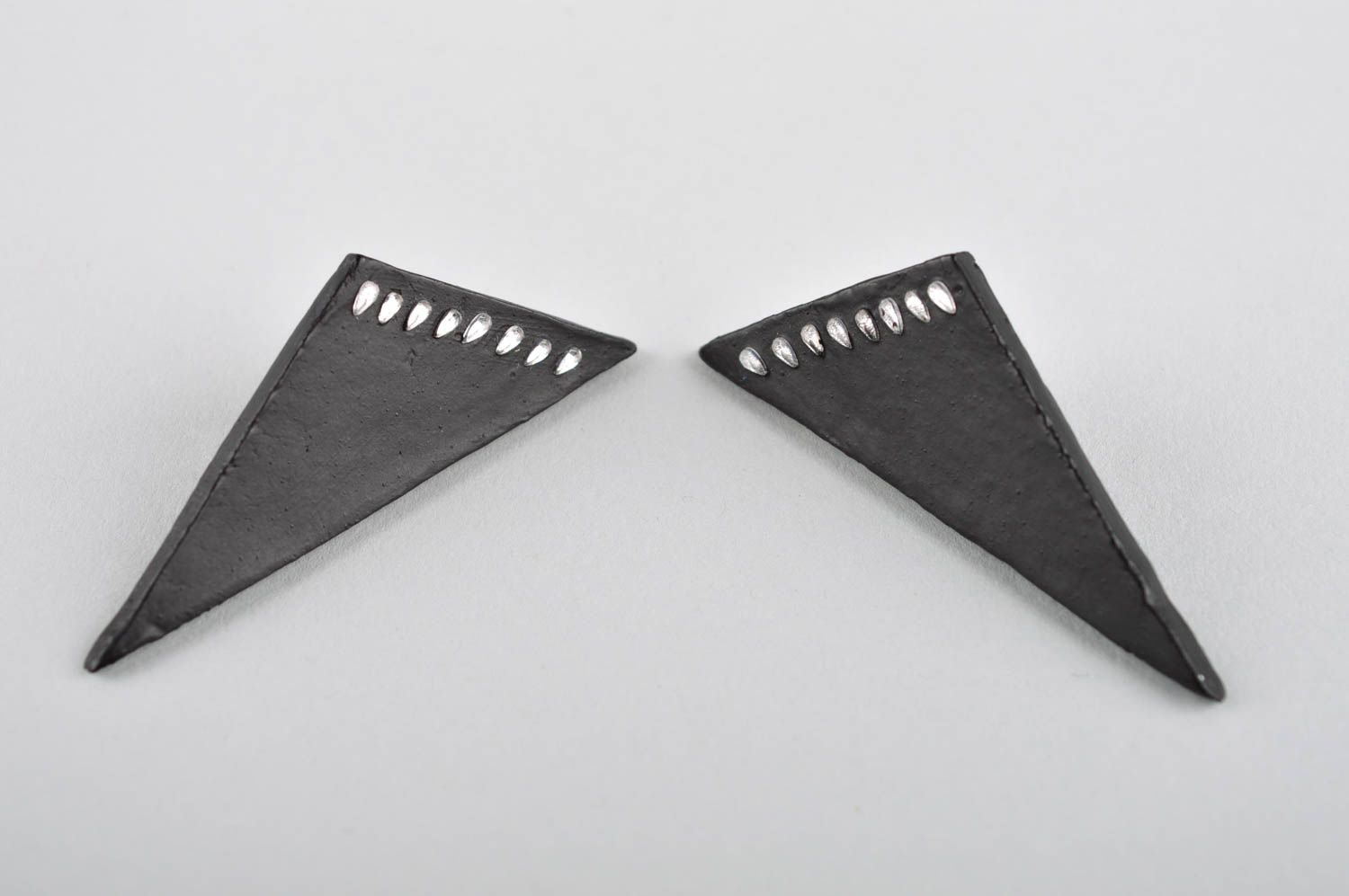 Серьги из полимерной глины украшение ручной работы серьги гвоздики черные фото 3