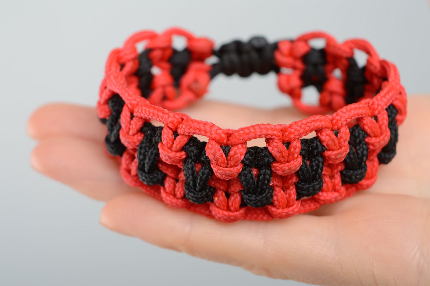 Large bracelet en macramé rouge et noir original fait à la main pour femme photo 3