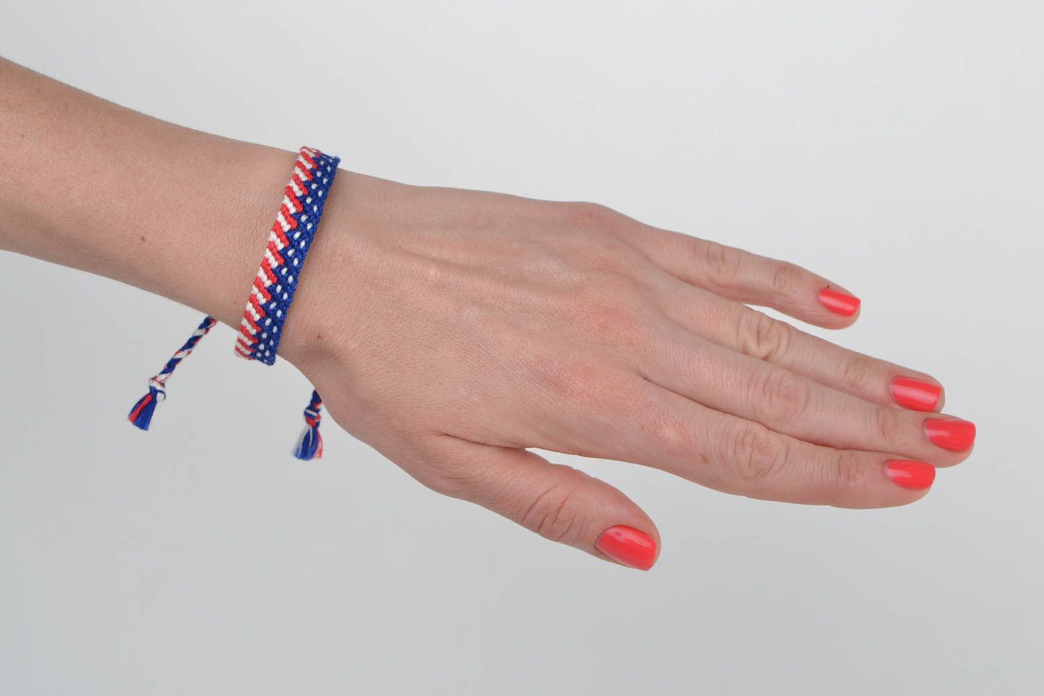 Bracelet en fils moulinés tressé fait main macramé original bleu blanc rouge photo 2