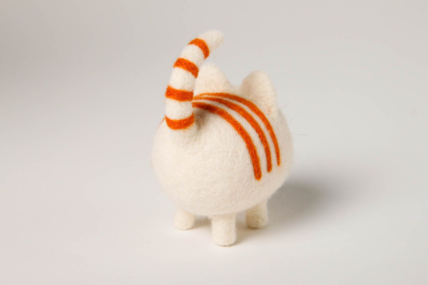 Peluche chat blanc rayé Jouet fait main petit en laine feutrée Cadeau enfant photo 4