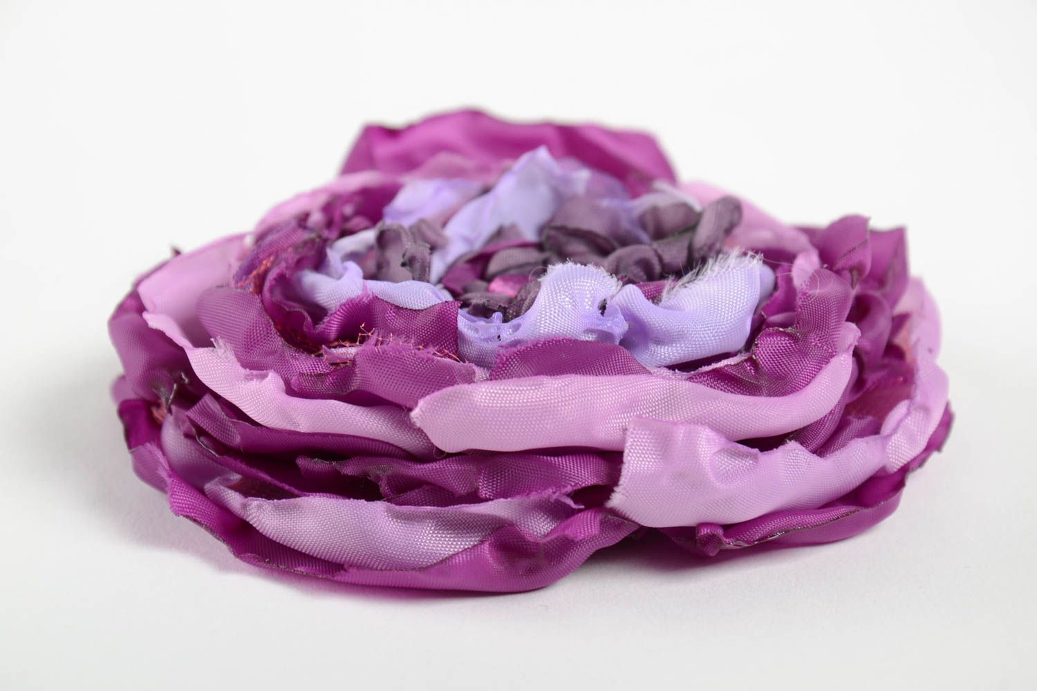 Broche fleur fait main Bijou fantaisie en rubans violet Accessoire femme joli photo 2