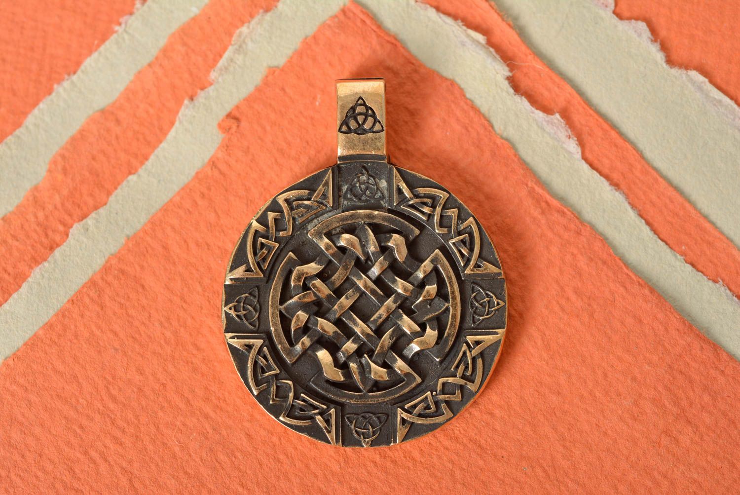 Ciondolo con ornamento in metallo fatto a mano pendente originale etnico
 foto 2