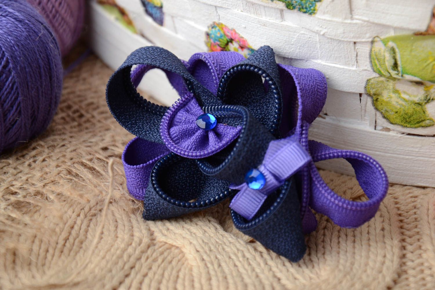 Broche artesanal con forma de flor de cremalleras de color violeta y de tamaño mediano foto 1