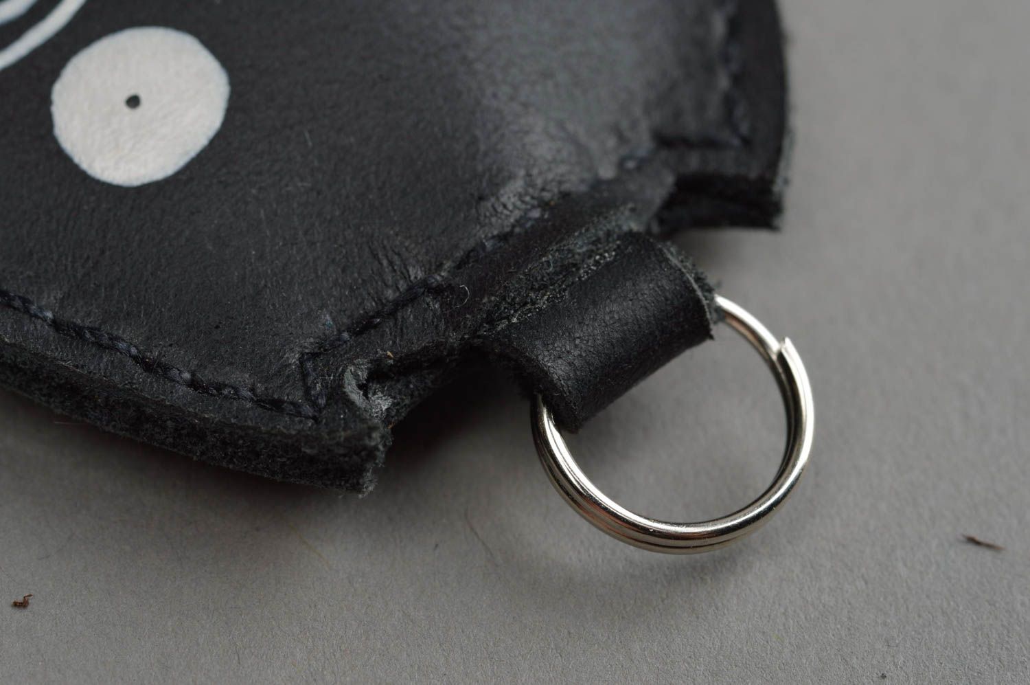 Originelle schwarze stilvolle handgemachte Berlocke für Schlüssel mit Anhänger foto 5