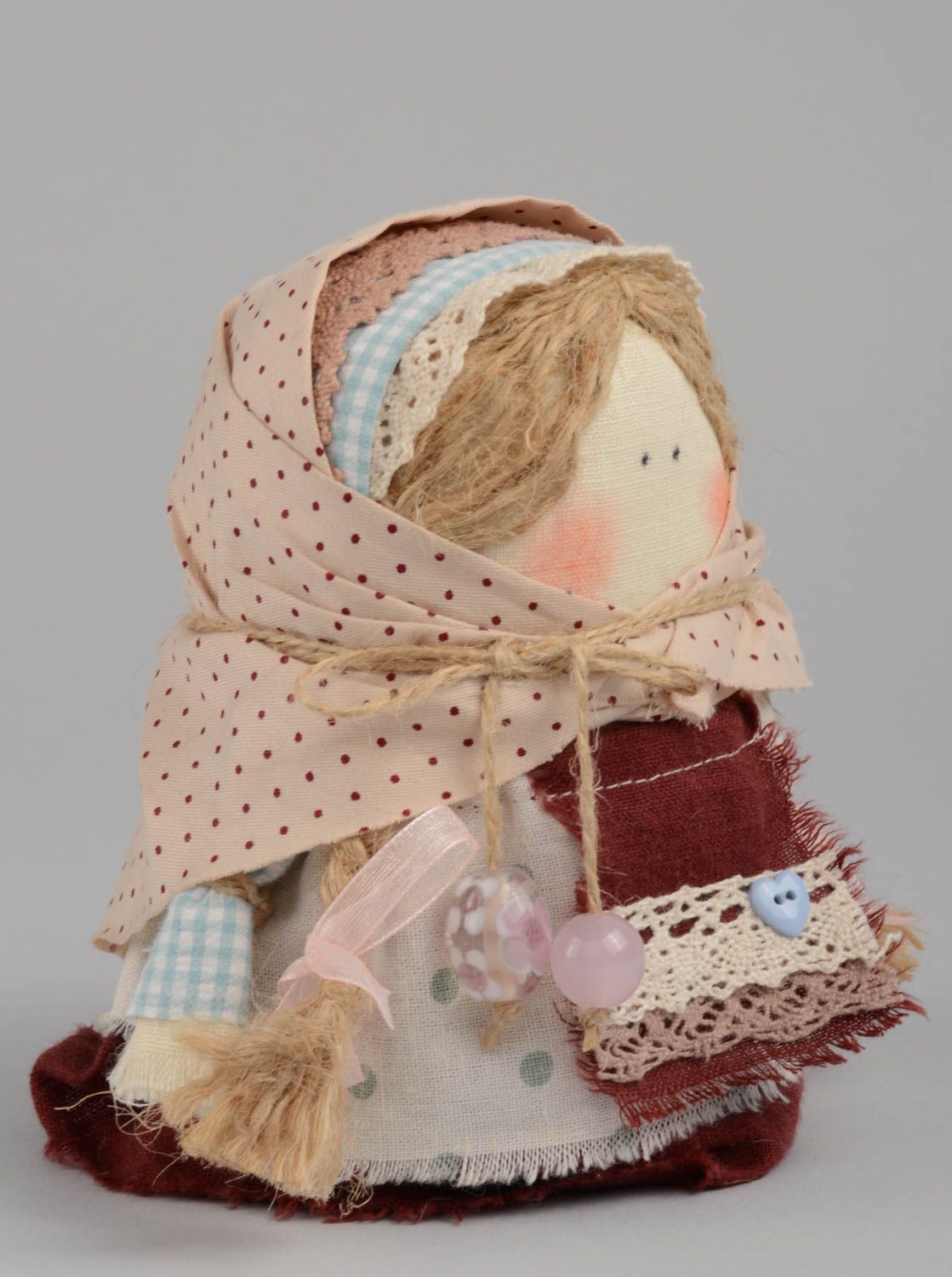 Schöne ethnische Puppe aus Textil handmade künstlerisch Schmuck für Dekor foto 3