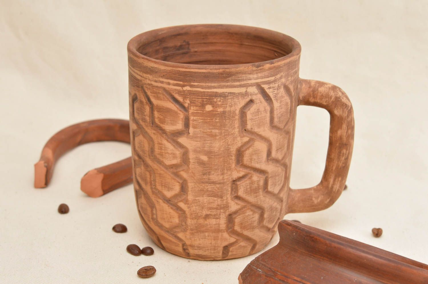 Tasse en argile faite main modelée marron avec ornements vaisselle écologique photo 1