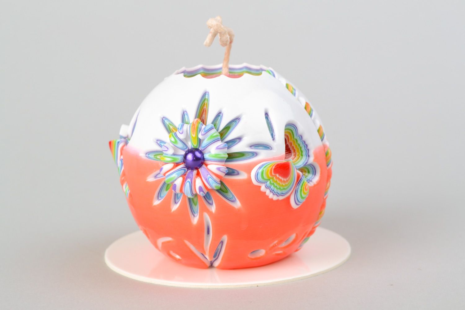 Vela tallada de parafina con ornamentos tallados con forma de bola foto 1