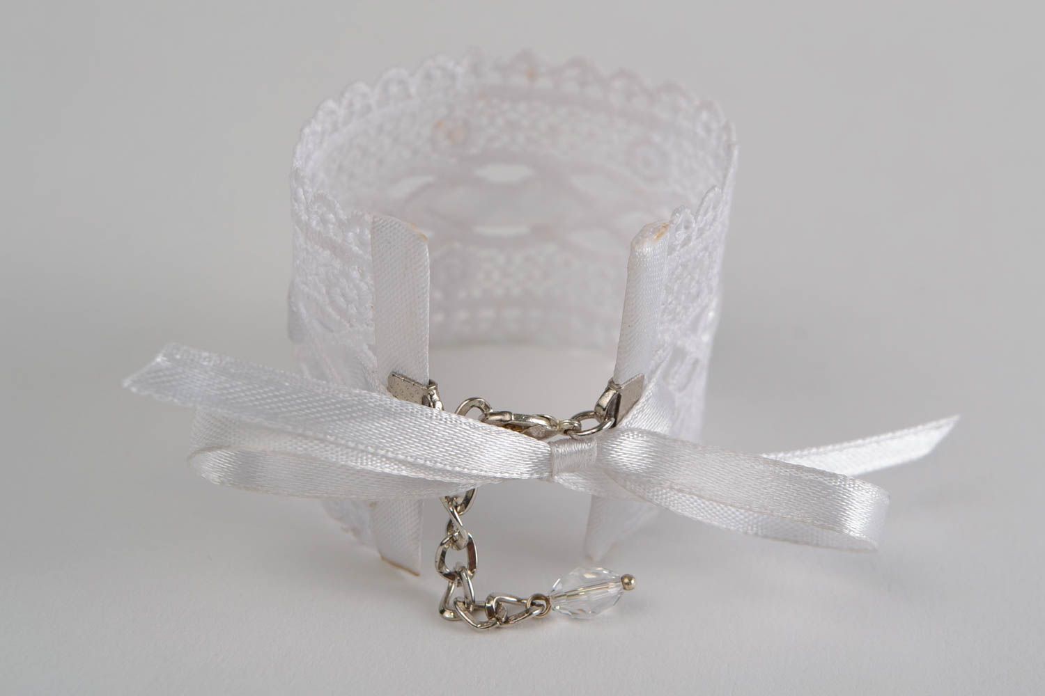 Bracelet en dentelle avec ruban de satin fait main large blanc élégant photo 4