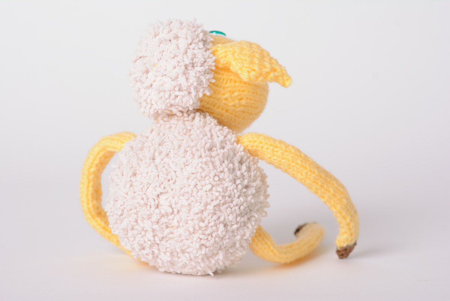 Мягкая игрушка овечка белая с желтым вязаная спицами смешная ручной работы фото 3