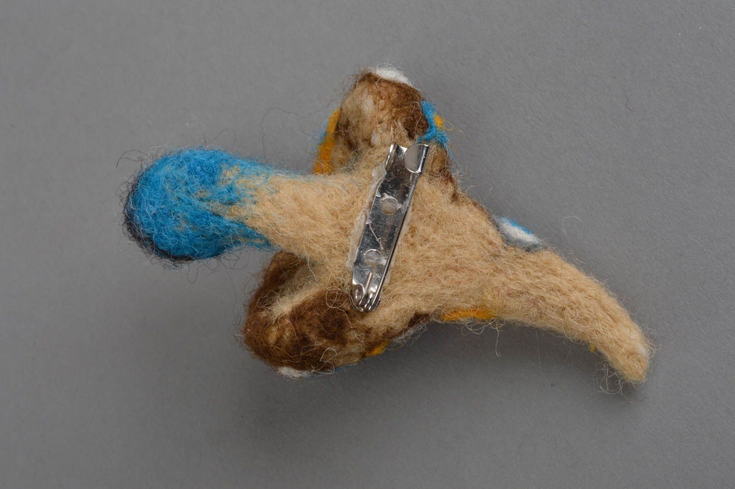 Broche feutrée en laine faite main de créateur bijou insolite champignon photo 3