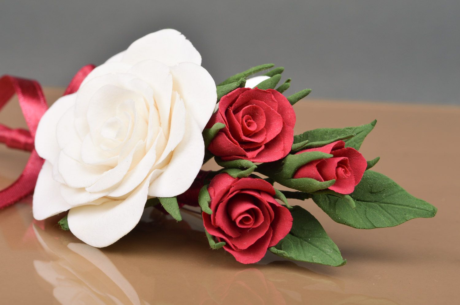 Свадебная бутоньерка из полимерной глины в виде белой и красных роз хэнд мэйд фото 5
