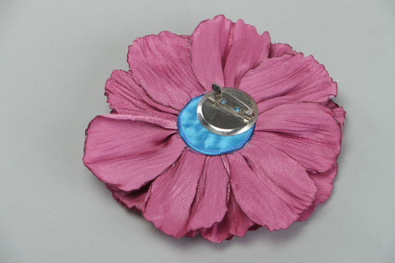 Broche artesanal de raso con forma de amapola rosada  foto 3