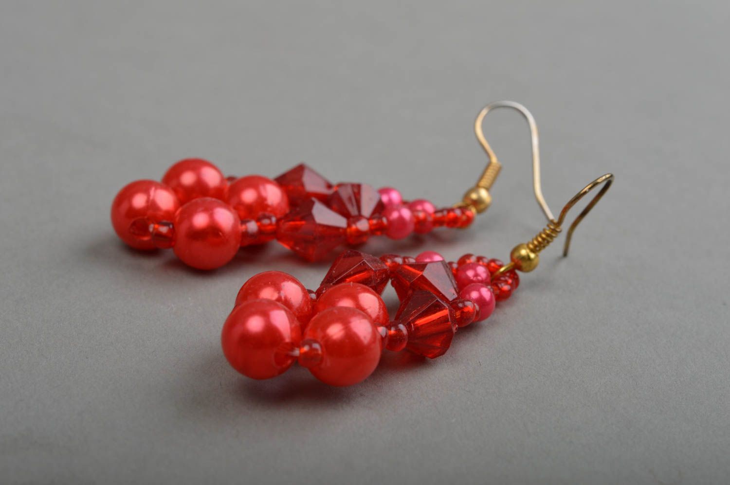 Schöne elegante rote handgemachte Ohrringe aus Glasperlen für stilvolle Damen foto 3
