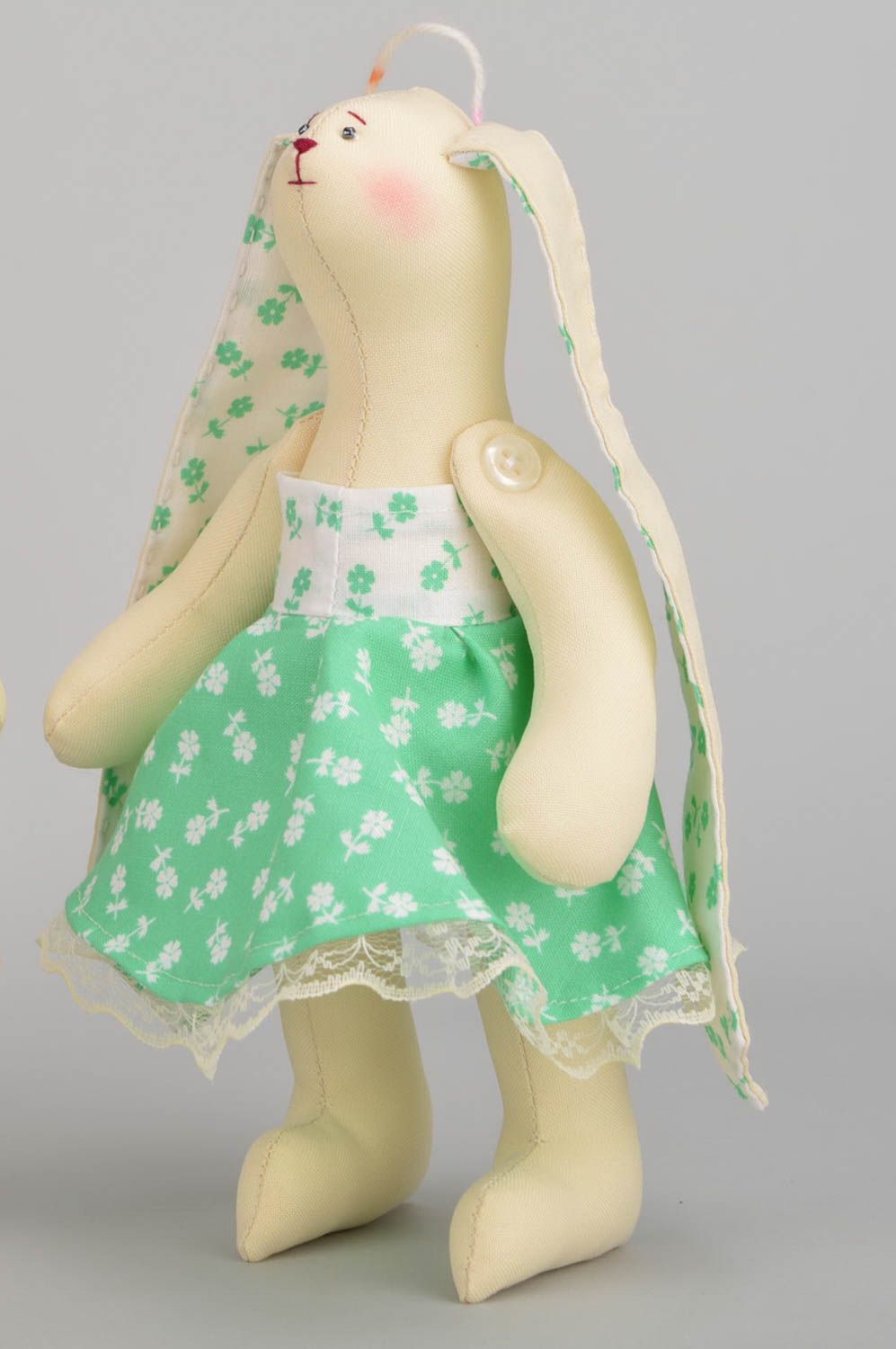 Künstlerisches Kuscheltier aus Stoff Hase im Kleid schön grell toll handgemacht foto 4