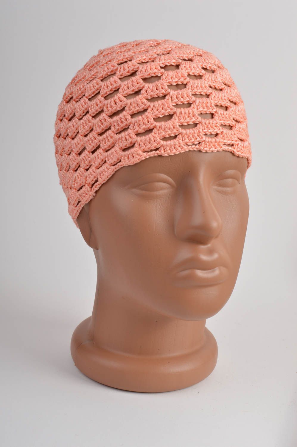 Вязаная шапка крючком персиковая красивая для девочки ручной работы хэнд мейд фото 2
