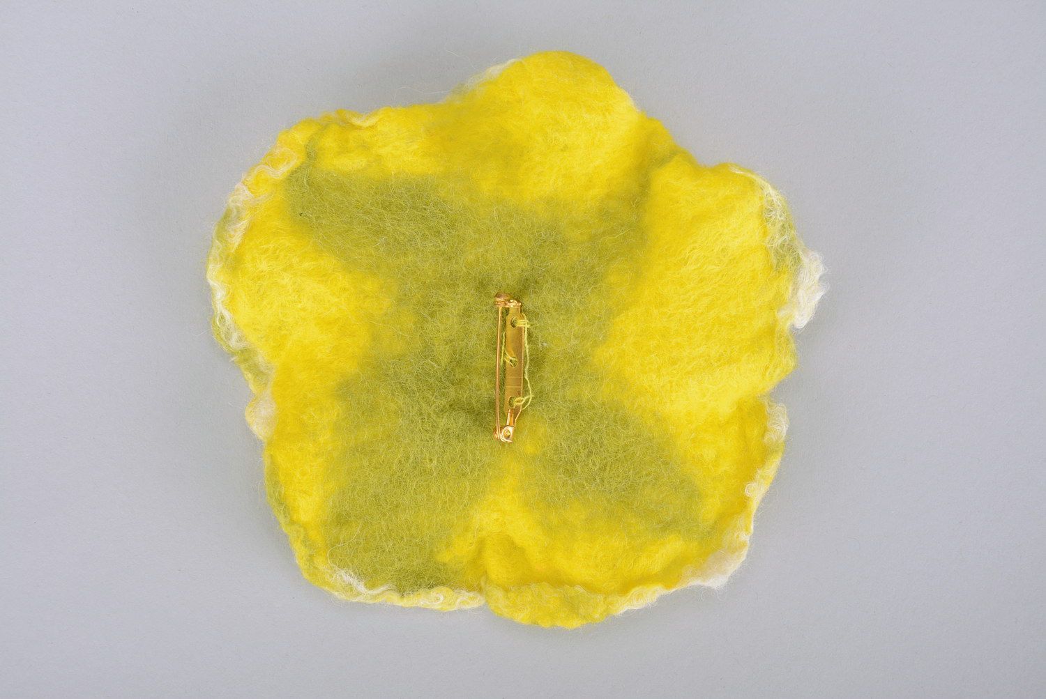 Broche en laine fleur jaune faite main photo 3
