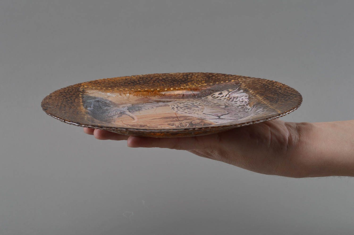 Стеклянная тарелка в технике декупаж ручной работы для декора дома Саванна фото 4