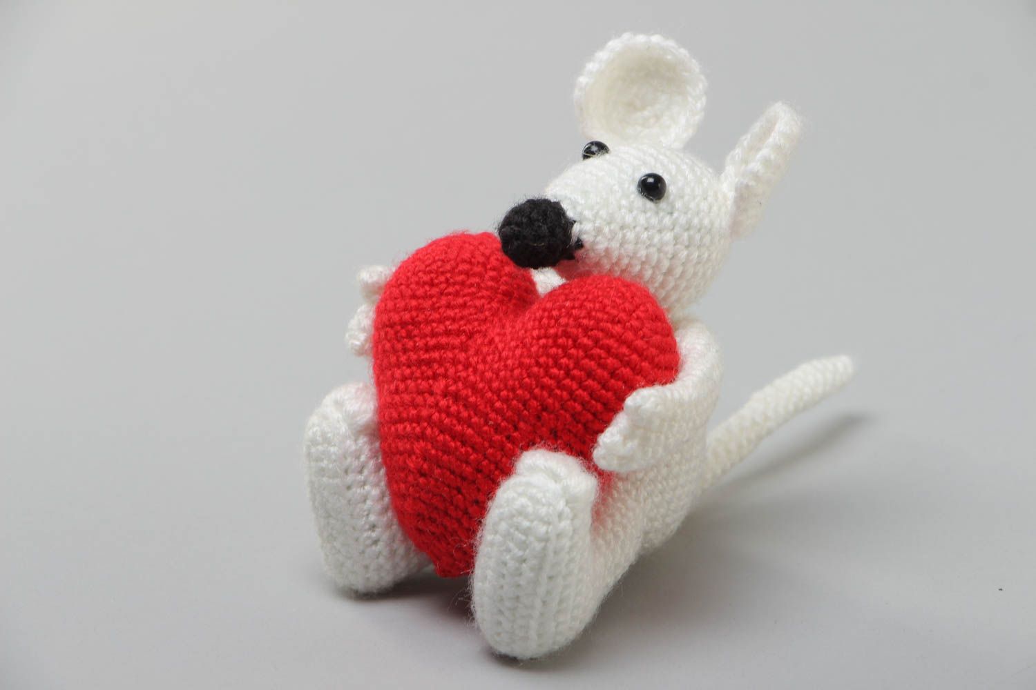 Handmade soft toy crocheted of acrylics in the shape of white mouse with heart photo 2