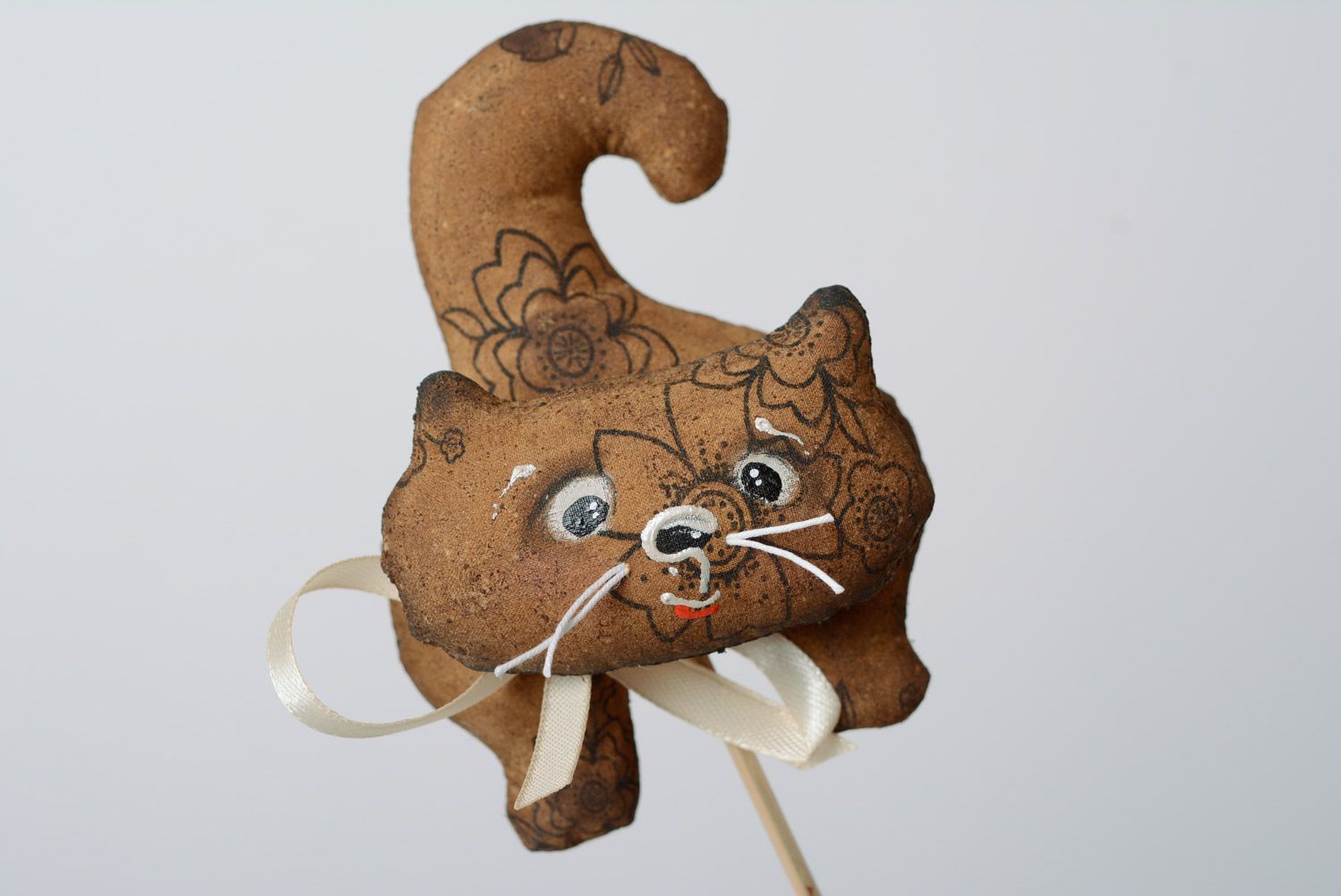 Handmade flowerpot decoration soft toy cat on wooden stick with coffee aroma  photo 2