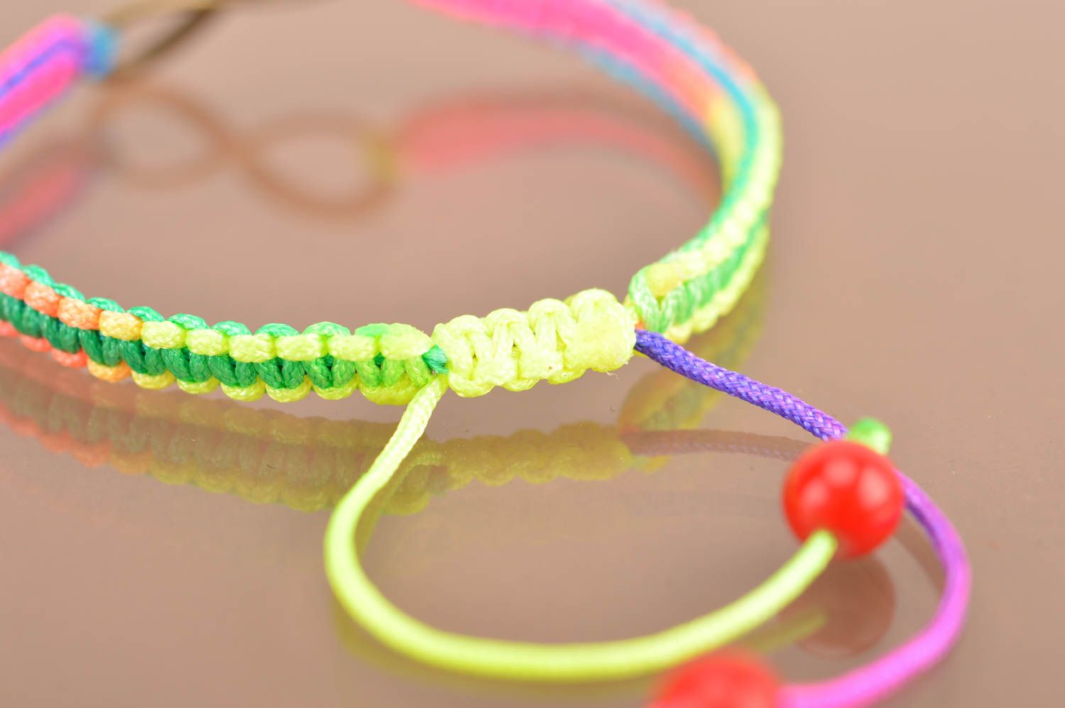 Плетеный браслет на руку из шелка с вставкой цветной тонкий ручной работы фото 4