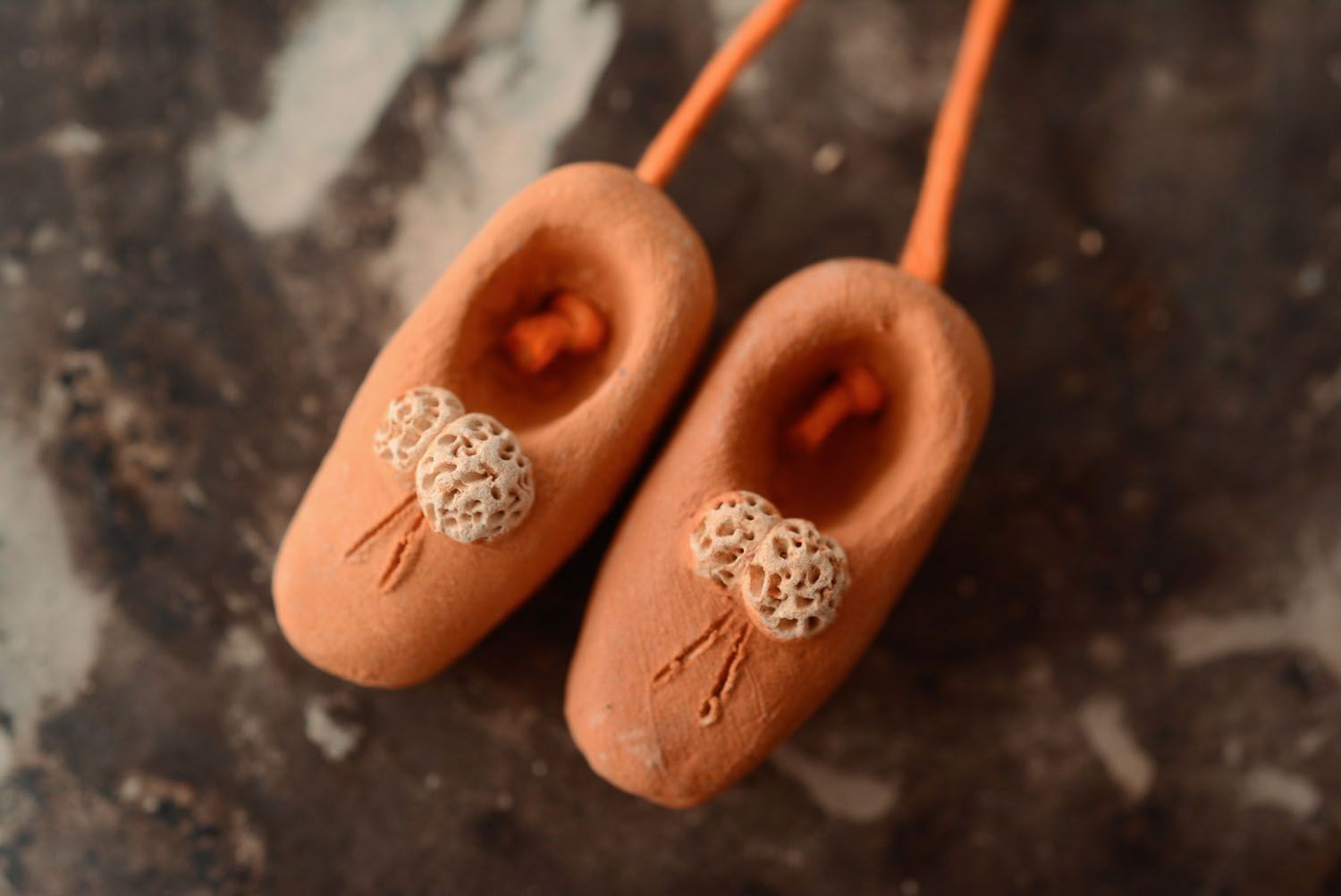 Крошечные глиняные туфельки в виде интерьерной подвески фото 1