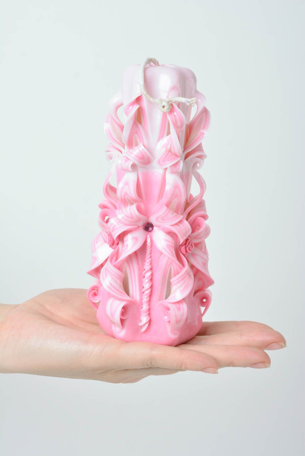 Парафиновая свеча резная ручной работы красивая авторская розово-белая фото 4