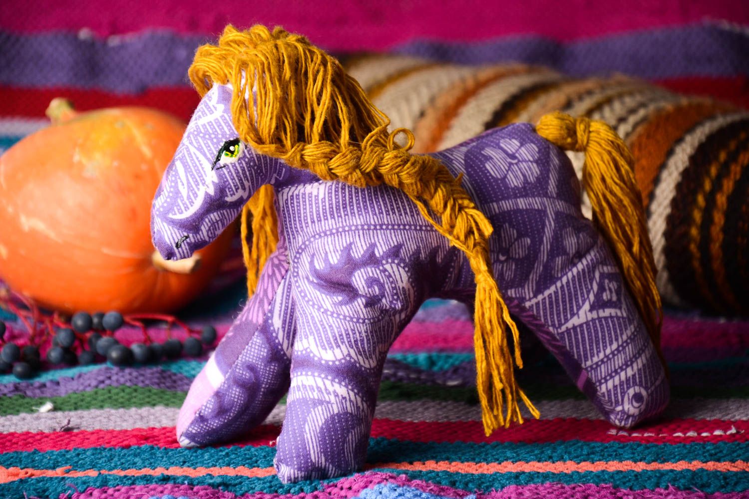 Игрушка лошадка милая игрушка ручной работы интерьерная игрушка фиолетовая фото 1