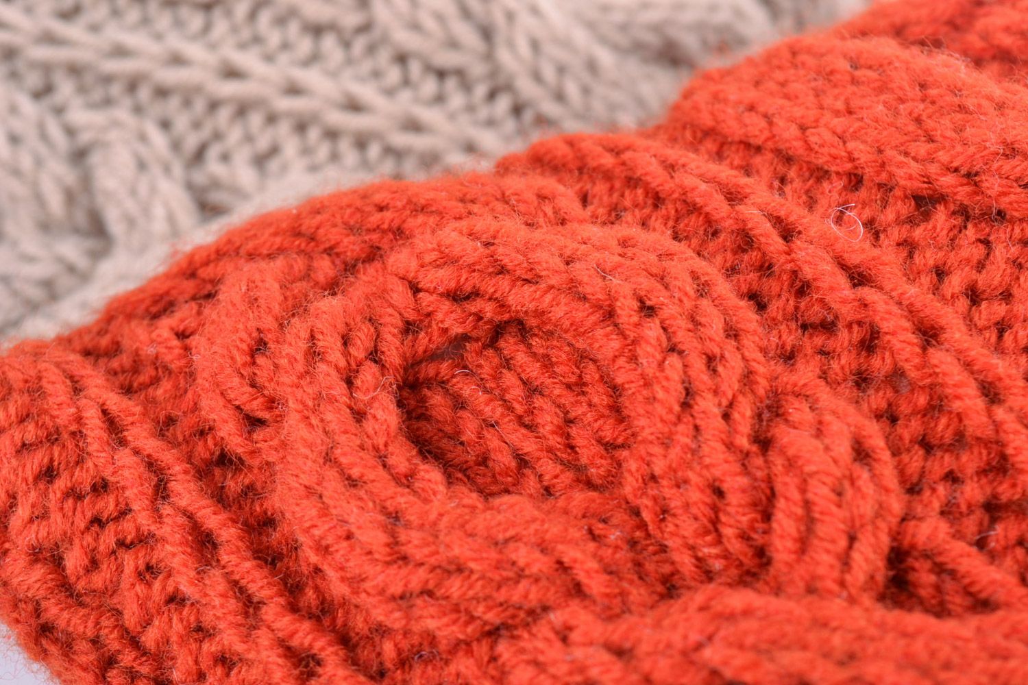 Deux petites housses de coussins tricotées mi-laine rouge et beige faites main photo 2